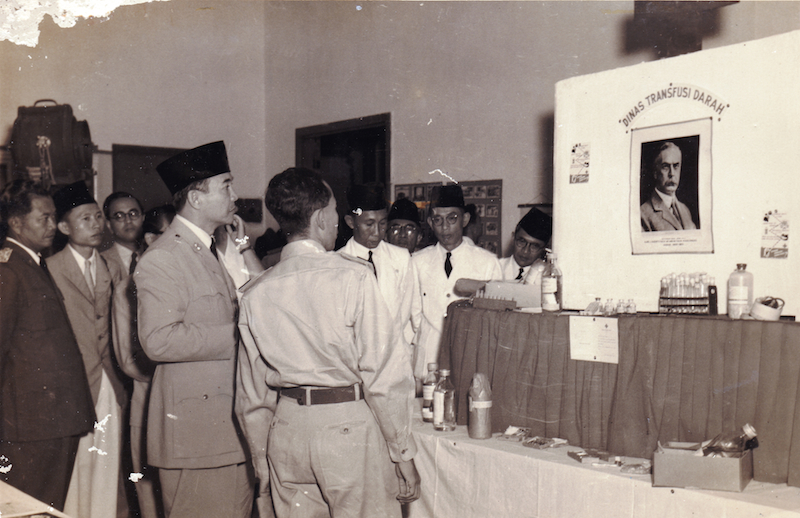 Soekarno mengunjungi pameran PMI pada Kongres PMI ke-V Bogor tahun 1951
