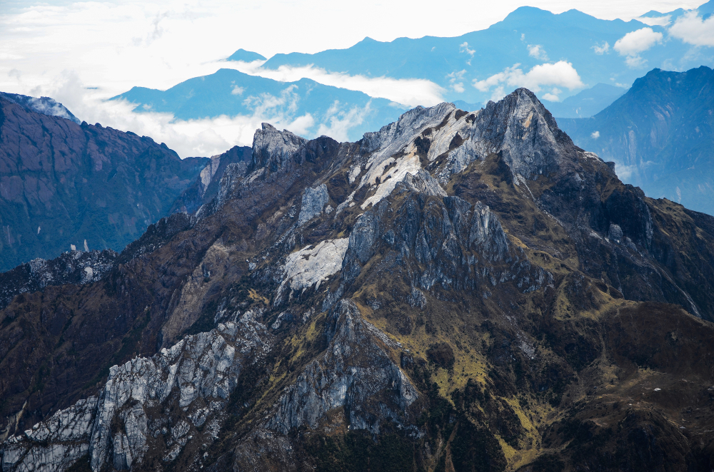 Gunung Carstensz | @Arfani Mujib Shutterstock