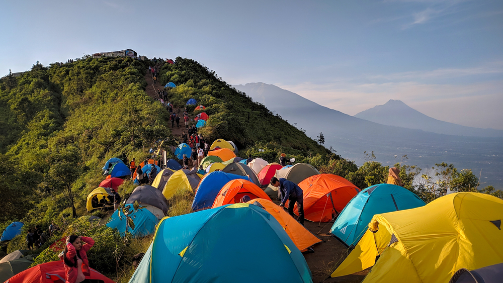 Kepadatan pendaki yang berkemah di gunung