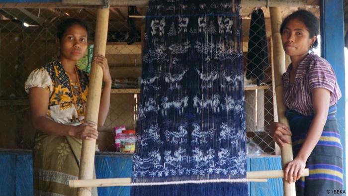 Kaum perempuan di Desa Kamanggih, NTT dengan hasil tenunan mereka. Sejak PLTMH hadir, mereka tidak perlu habiskan waktu untuk mengambil air ke lembah