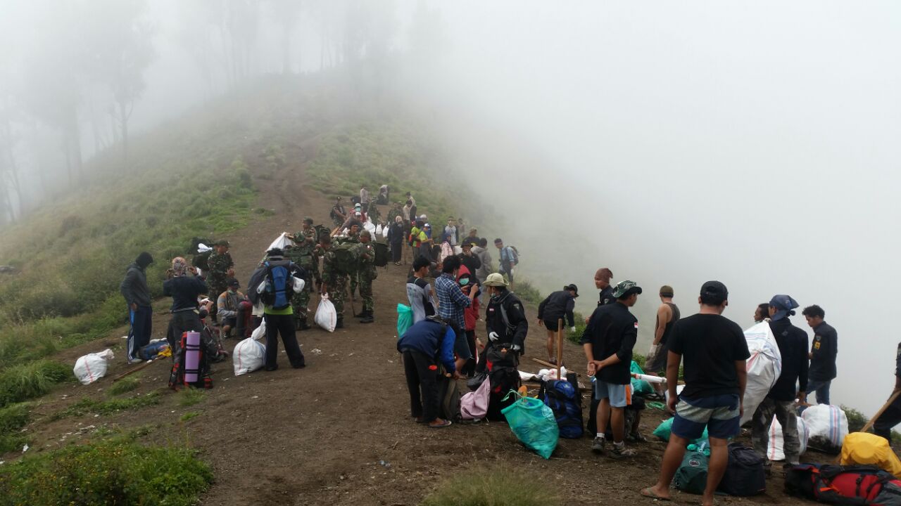 Aksi pungut sampah di Rinjani