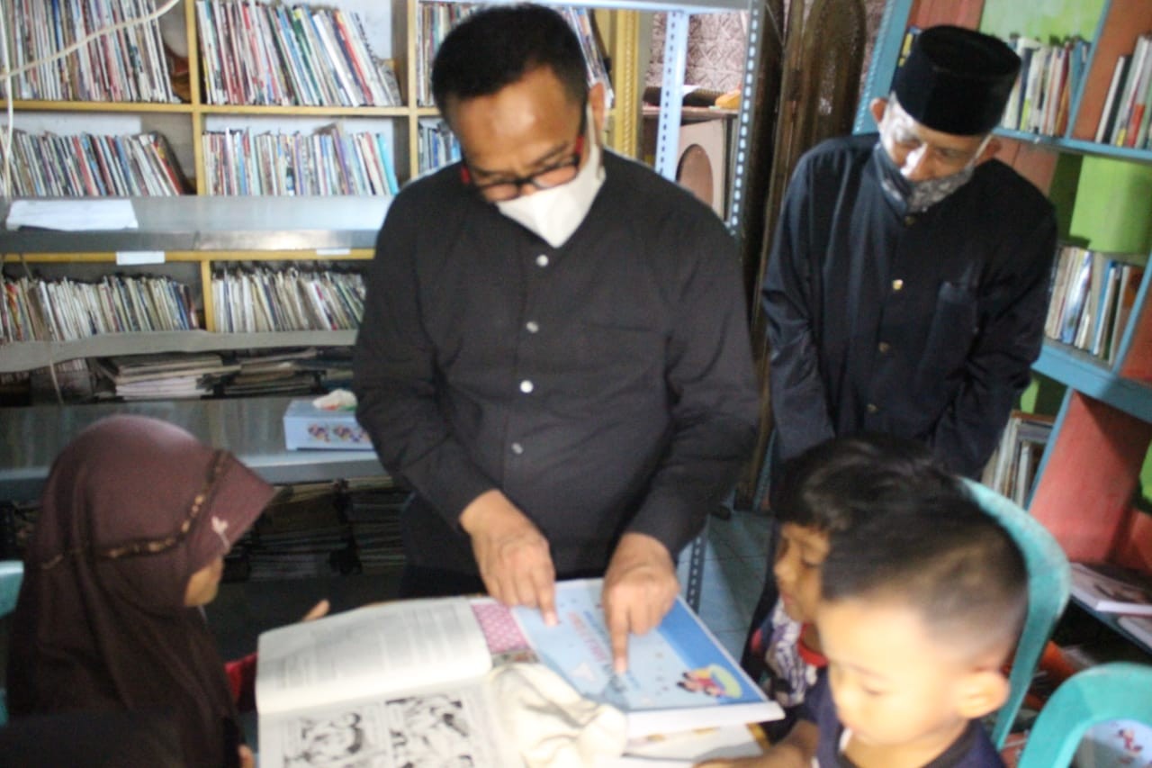 Kepala Disdik Kabupaten Purwakarta, Purwanto saat mengunjungi perpustakaan Abah Udju