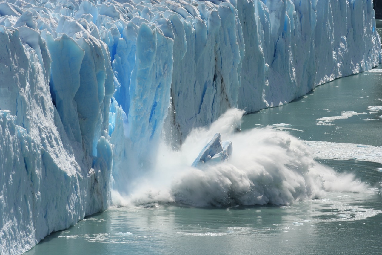 Meningginya suhu bumi menyebabkan glester mencair yang akan membuat naiknya permukaan air laut. | Foto : Shutterstock/ Bernhard Staehli