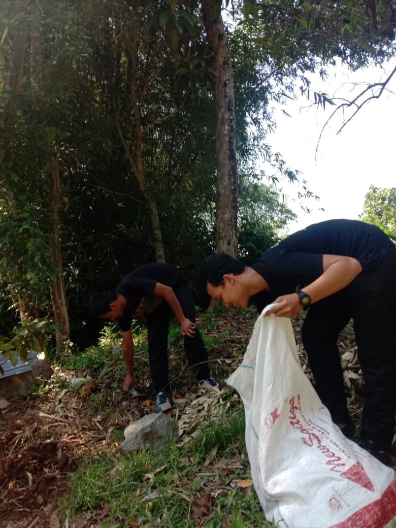 Foto bersihkan sampah (Dok: Pejuang Waktu)
