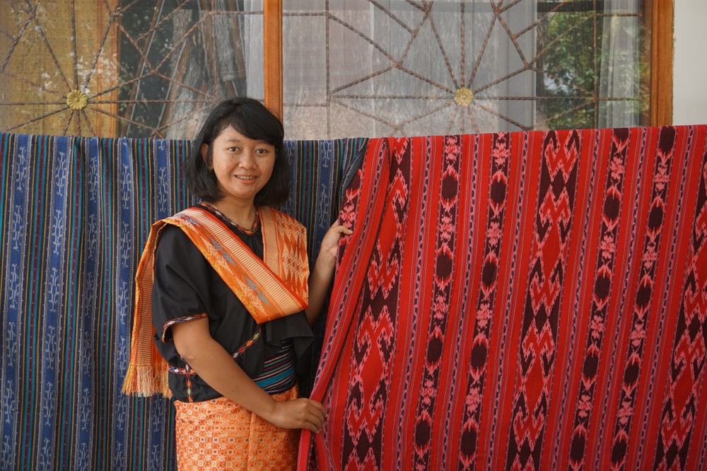 Ilustrasi anak muda dan kain nusantara