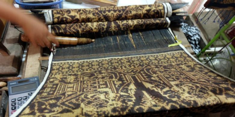 Kain tenun gringsing | Foto: Kompas