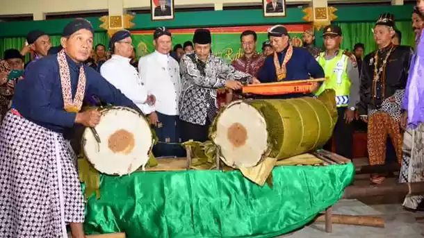 Lemper raksasa di upacara Rebo Pungkasan | Foto: Kusnanto Karasan
