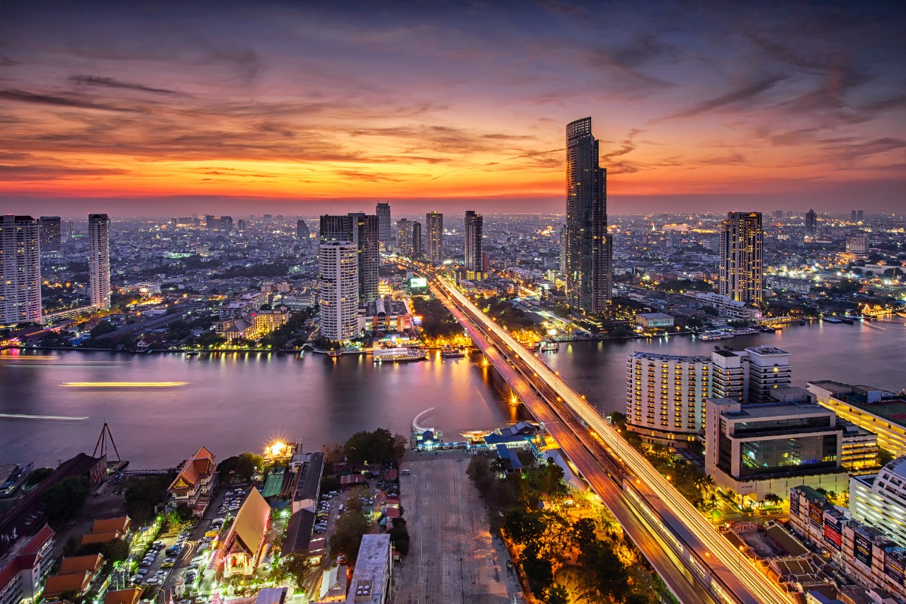 Pemandangan kota Bangkok (Jembatan Taksin) saat matahari terbenam | Shutterstock/Travel Mania