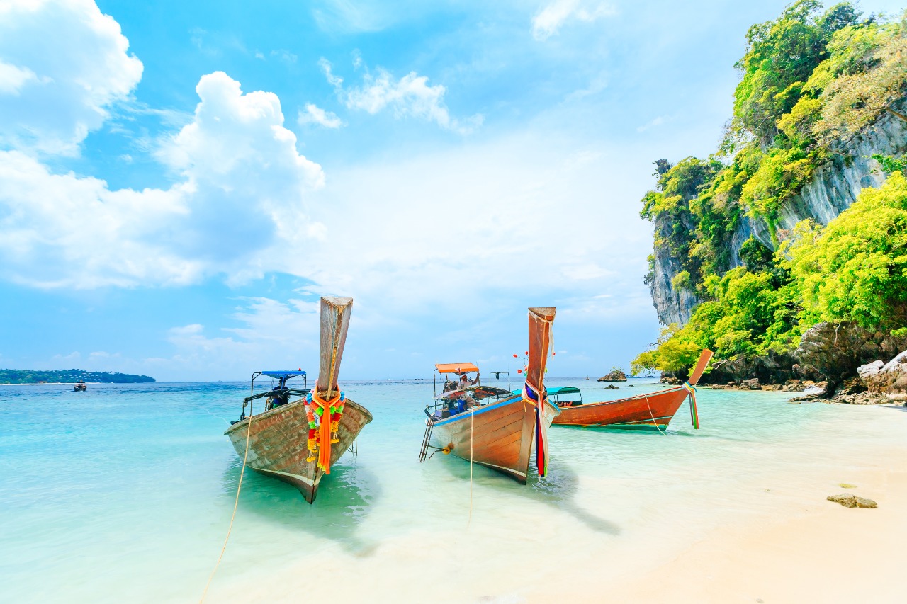 Perahu longtale di pantai putih di Phuket, Thailand | Shutterstock/CHAINFOTO24