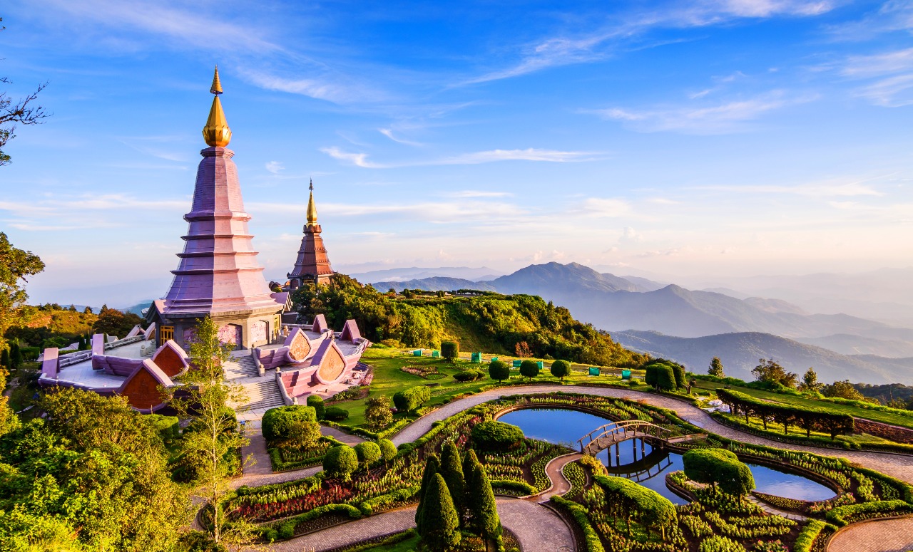 Pemandangan dua pagoda di puncak Gunung Inthanon, Chiang Mai, Thailand | Shutterstock/Take Photo