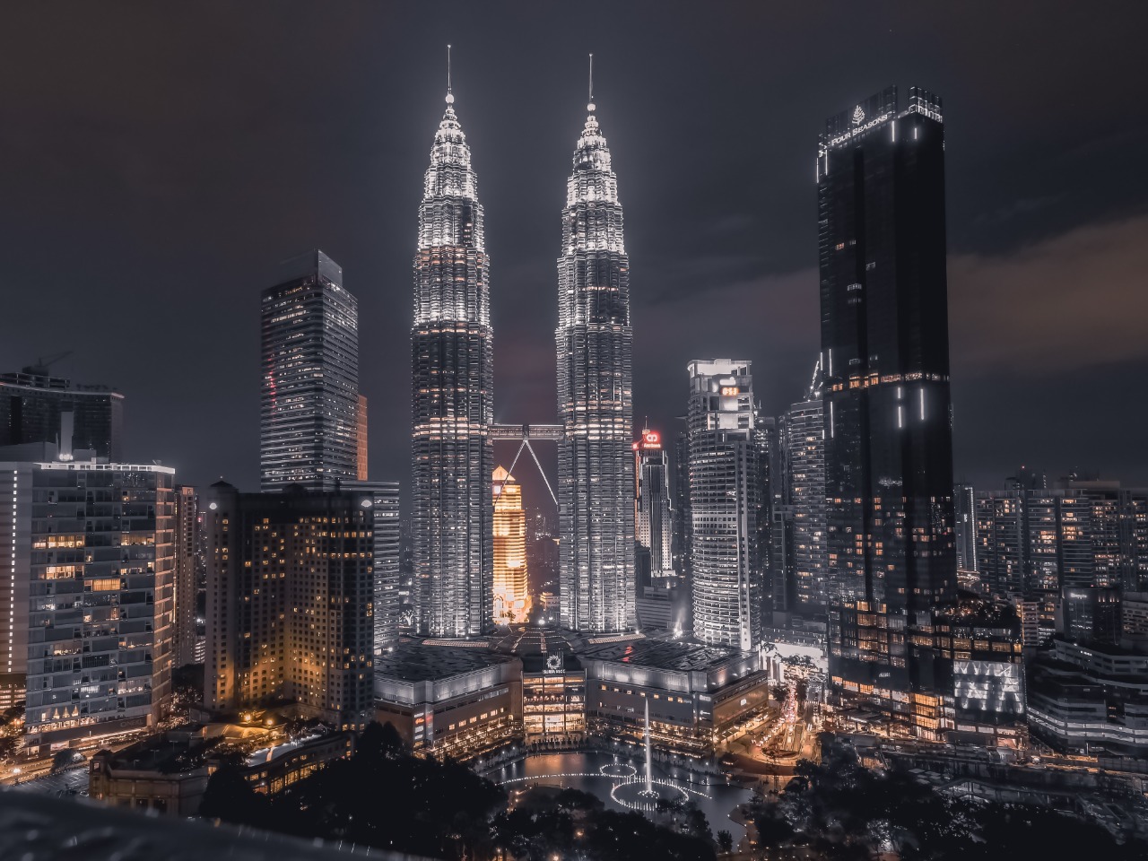 Pemandangan malam menara kembar Petronas di Kuala Lumpur, Malaysia | Shutterstock/RED87PUTRA