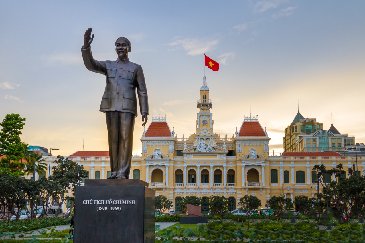 Patung Ho Chi Minh di depan Balai Kota Saigon, Kota Ho Chi Minh, Vietnam | Shutterstock/Christian Wittmann