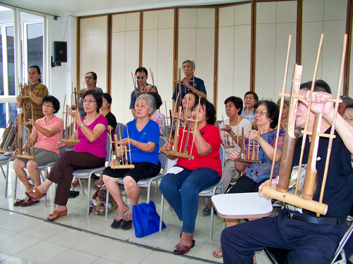 Masyarakat sedang bermain angklung