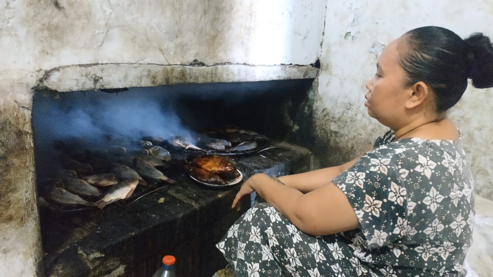 Proses pengasapan ikan di Kampung Asap, Pasuruan