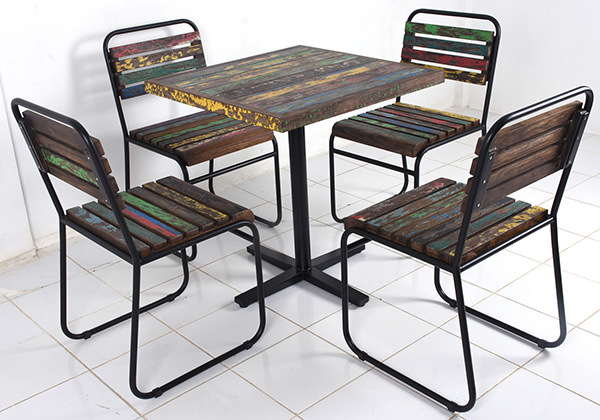 Industrial dining set yang dibuat dari kapal tua nelayan