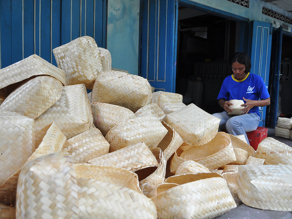 Pengrajin dan besek | Foto: tagar.id