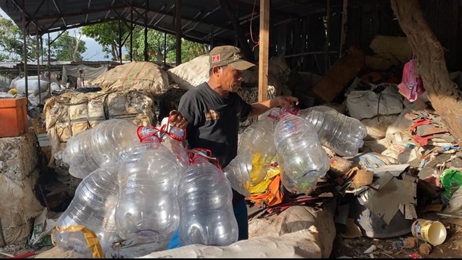 Galon sekali pakai yang diburu untuk didaur ulang