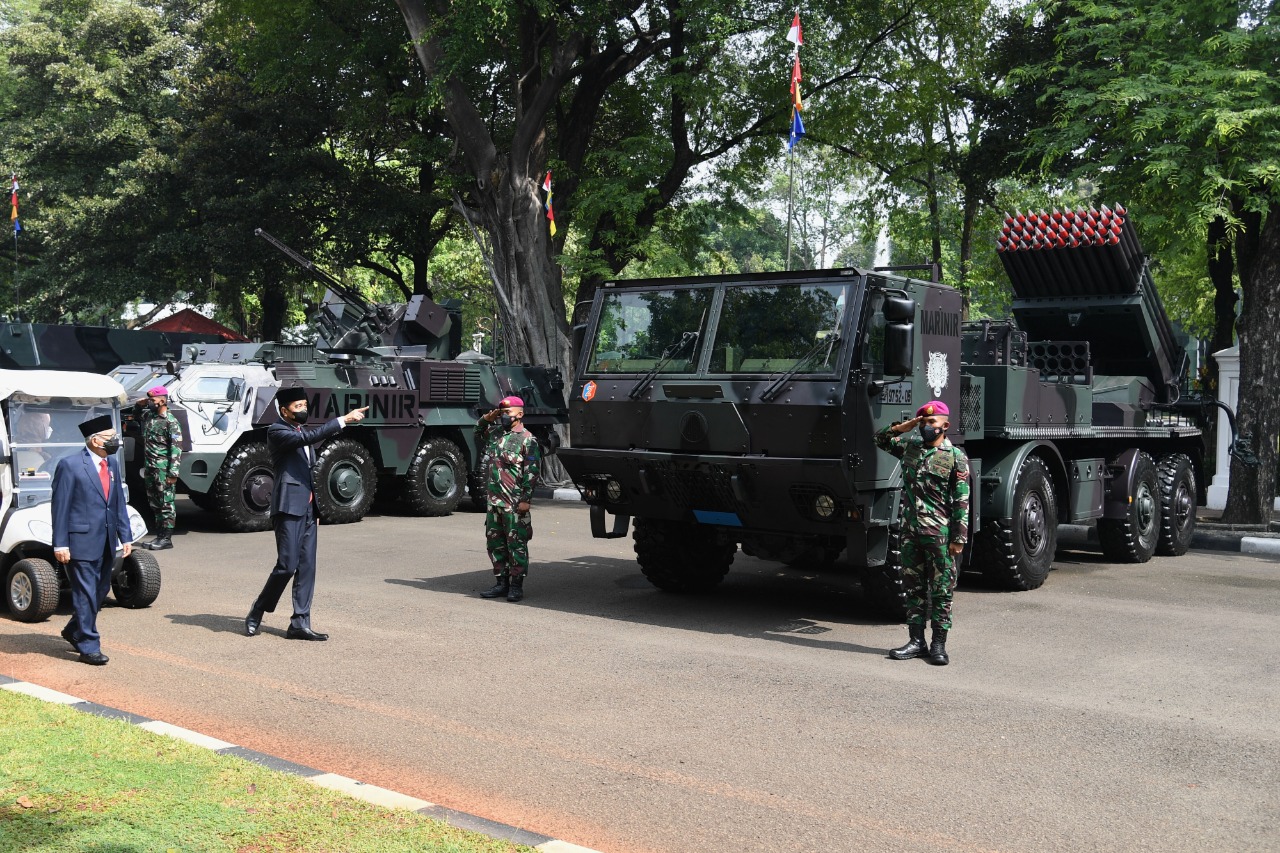 Presiden Joko Widodo beserta Ibu Negara Iriana Joko Widodo dan Wakil Presiden Ma’ruf Amin beserta Ibu Wury Ma’ruf Amin berkesempatan meninjau pameran alutsista tersebut. | BPMI