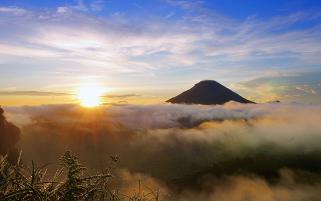 Pemandangan Matahari Terbit di Desa Sembungan | Foto: Kumparan