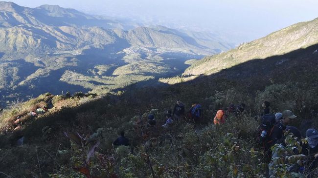 Pendaki melakukan pendakian di kawasan Pos 3 jalur Cemoro Sewu menuju puncak Gunung Lawu, Jawa Timur, Sabtu (17/8) | Foto: ANTARA FOTO/Siswowidodo