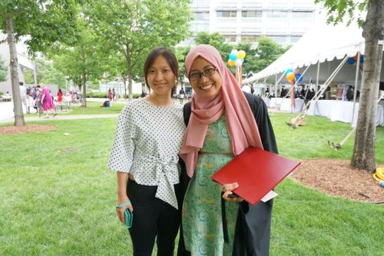 Noor Titan bersama sang mentor, Shinjing Sun | Foto: Kompas