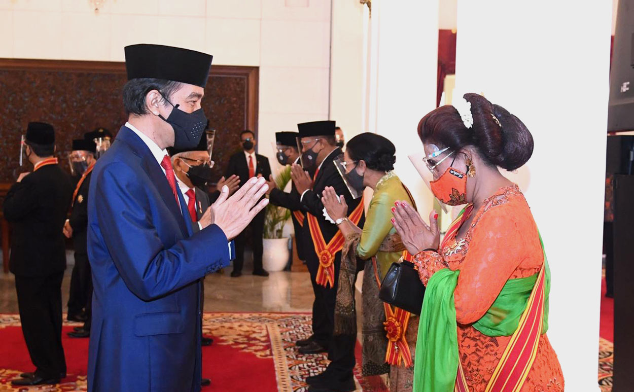 Susi Pudjiastuti Menggenakan Kebaya Annie Avantie | Susi Air