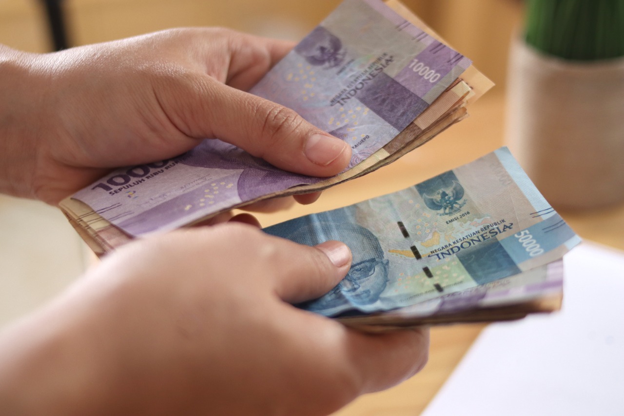 Transaksi tunai | Foto : ShutterStock/airdone