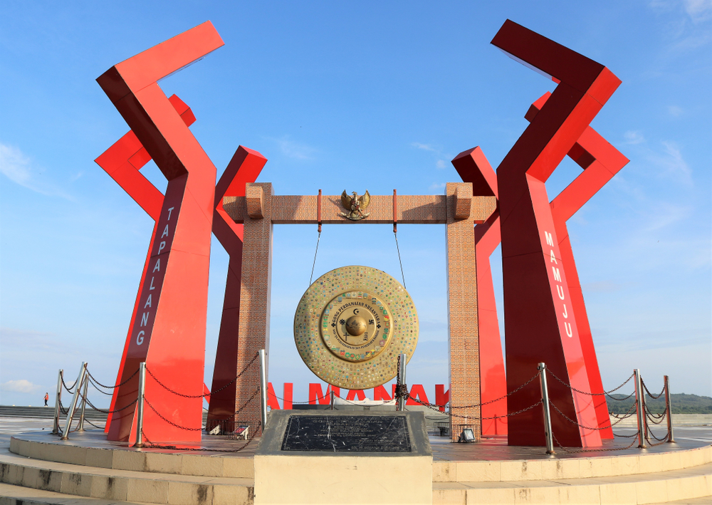 Gong Perdamaian di Pantai Manakarra | @Herwin Bahar Shutterstock