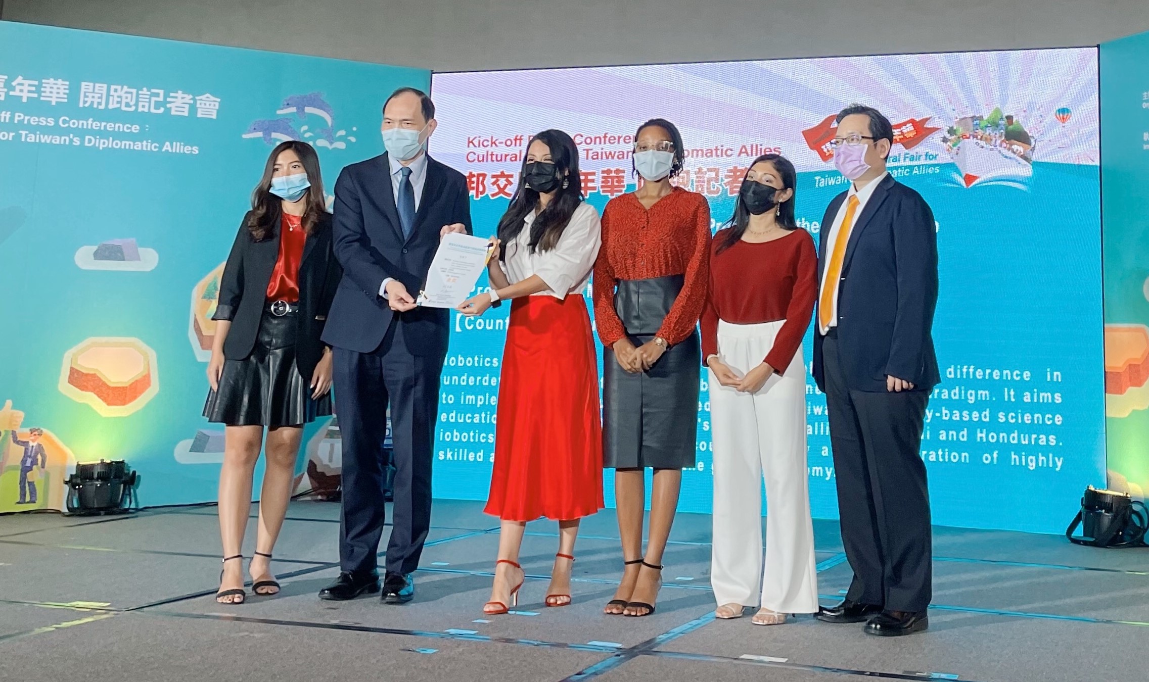 The moment of truth saat tim IOBOTICS yang terdiri dari Joanna Gladika (Indonesia), Stephani Medina (Mexico), Karol Rodriguez (Honduras), Luyandza Dlamini (Eswatini), bersama pembimbing mereka Prof. Yu-Wei Hsu (Taiwan) menerima gelar juaranya. | Sumber: Tim IOBOTICS