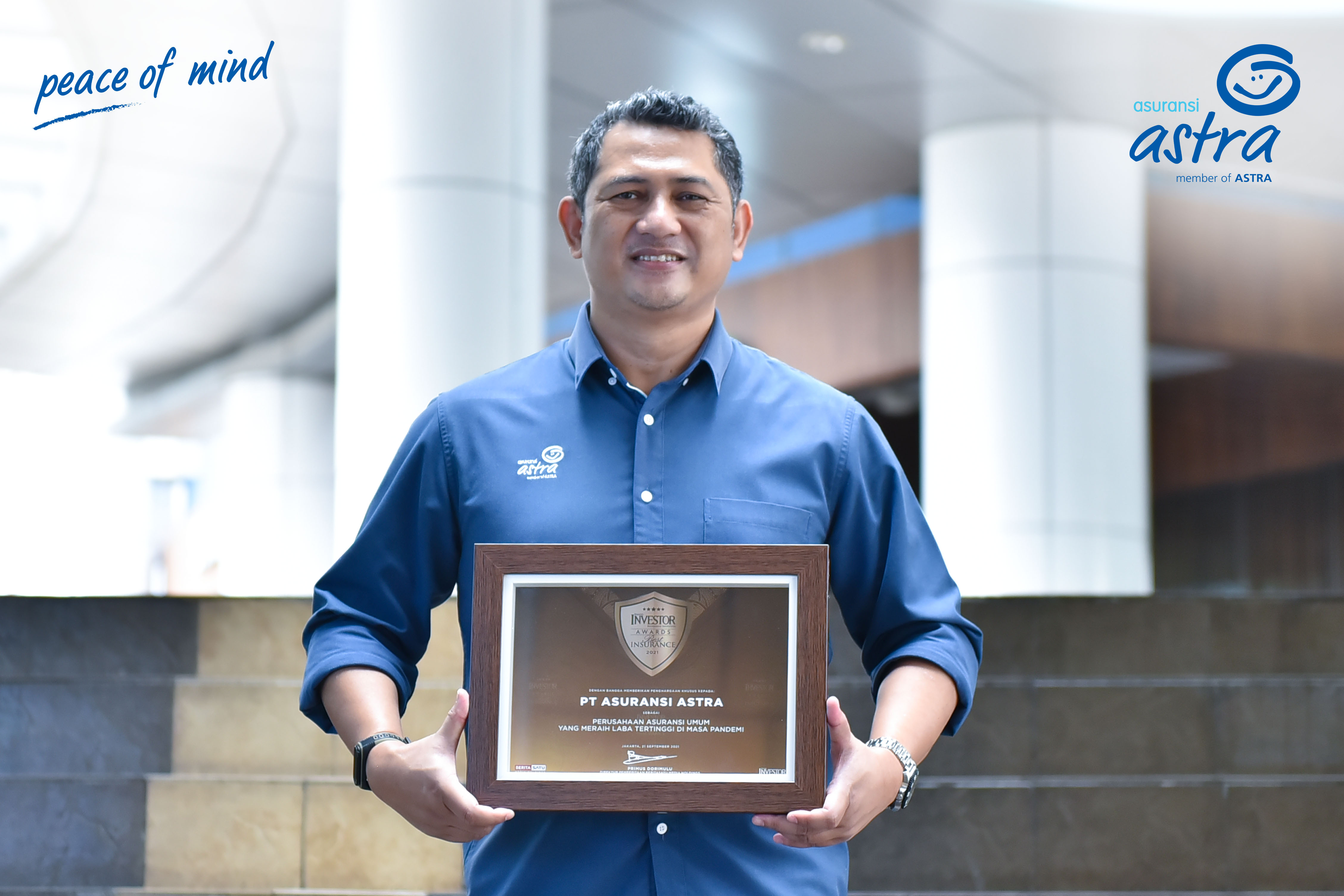 Maximiliaan Agatisianus saat menerima penghargaan perusahaan Asuransi Terbaik 2021