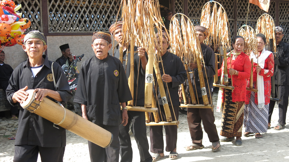Angklung dogdog lojor | @Neng etta Shutterstock