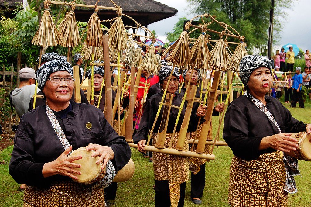 Angklung gubrag | @Onotrapokenifla Wikimedia Commons