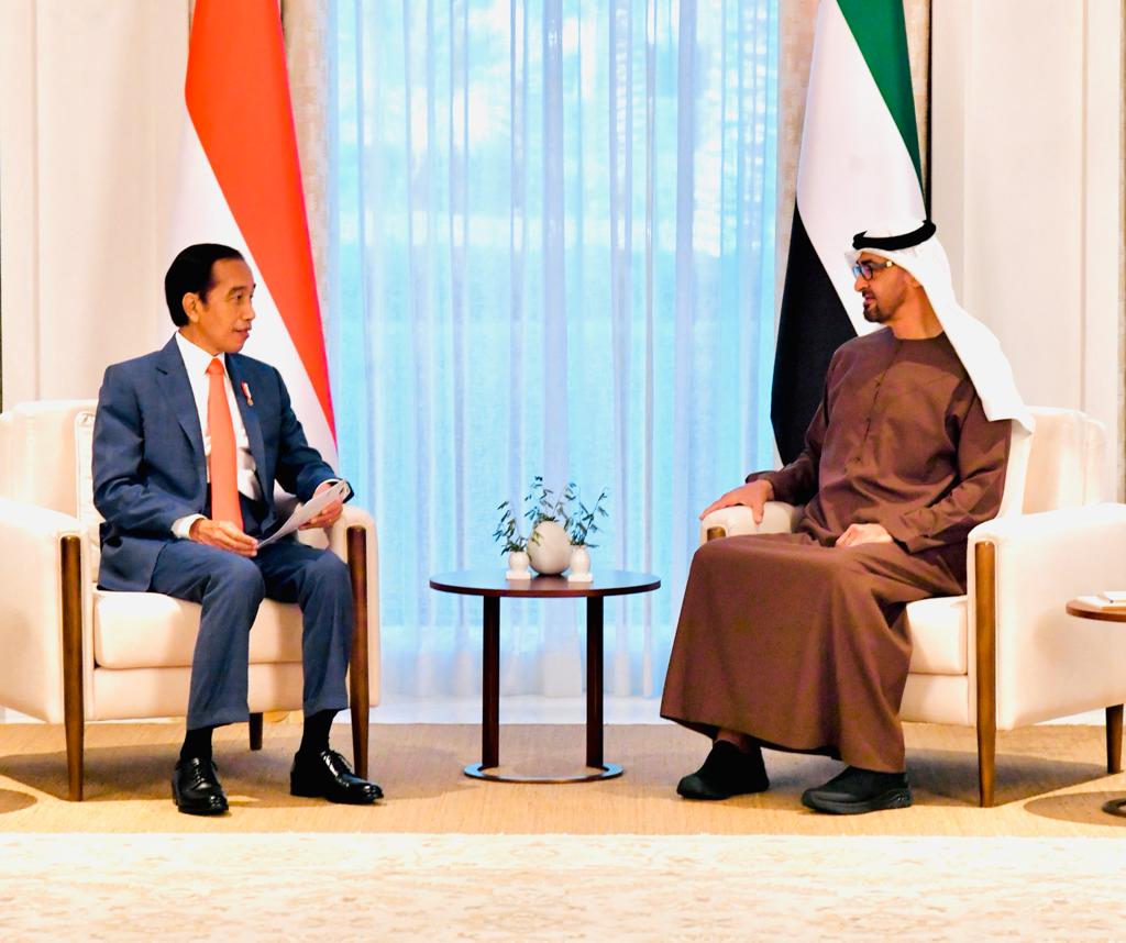 Presiden Jokowi dan Pangeran MBZ melakukan pertemuan bilateral di Istana Al-Shatie, Abu Dhabi, PEA, Rabu (03/11/2021). (Foto: BPMI Setpres/Laily Rachev ) Sumber: https://setkab.go.id/tiba-di-istana-al-shatie-presiden-disambut-putra-mahkota-abu-dhabi/