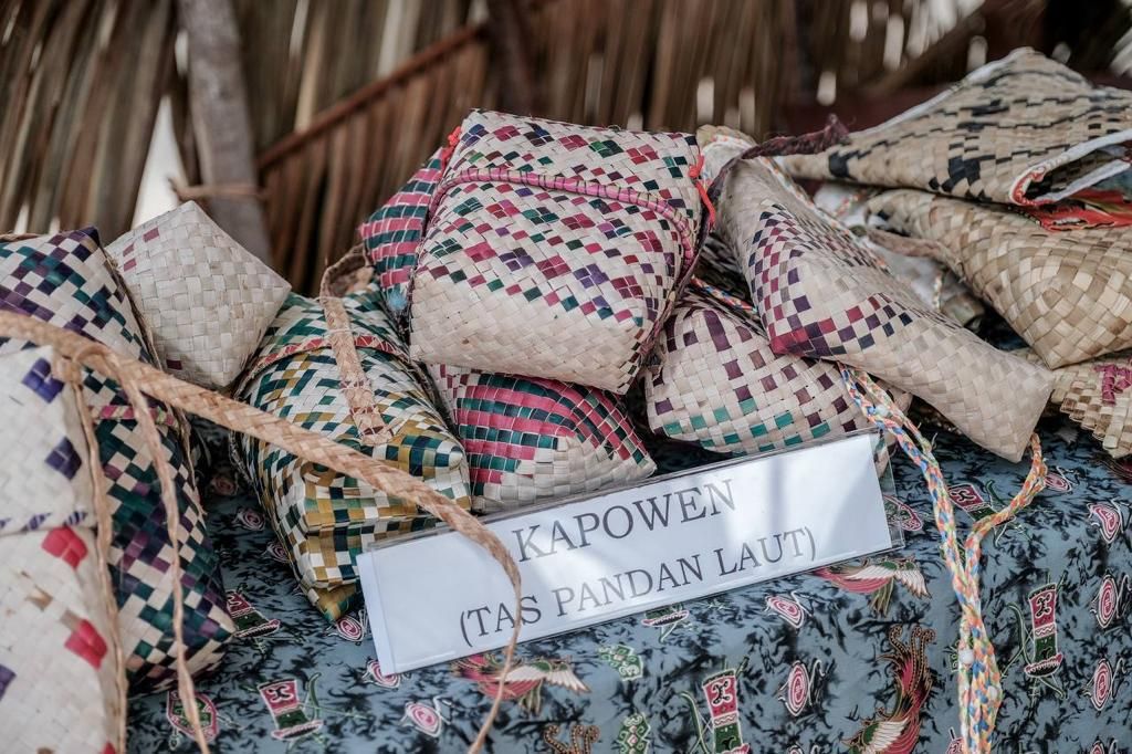 Kerajinan buatan warga Arborek | Dokumentasi Kemenparekraf