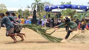 Permainan Nglarak Blarak | Foto: Info Publik