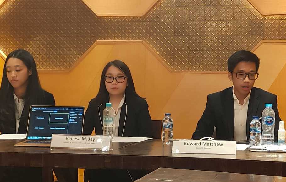 Vanessa Jaya (tengah), siswa SMA dari National High Jakarta School yang juga Pendiri dan Ketua Street Smart Society bersama tim menjelaskan event Street Smart Society Business Case Competition (S3BCC). (Foto: Istimewa)