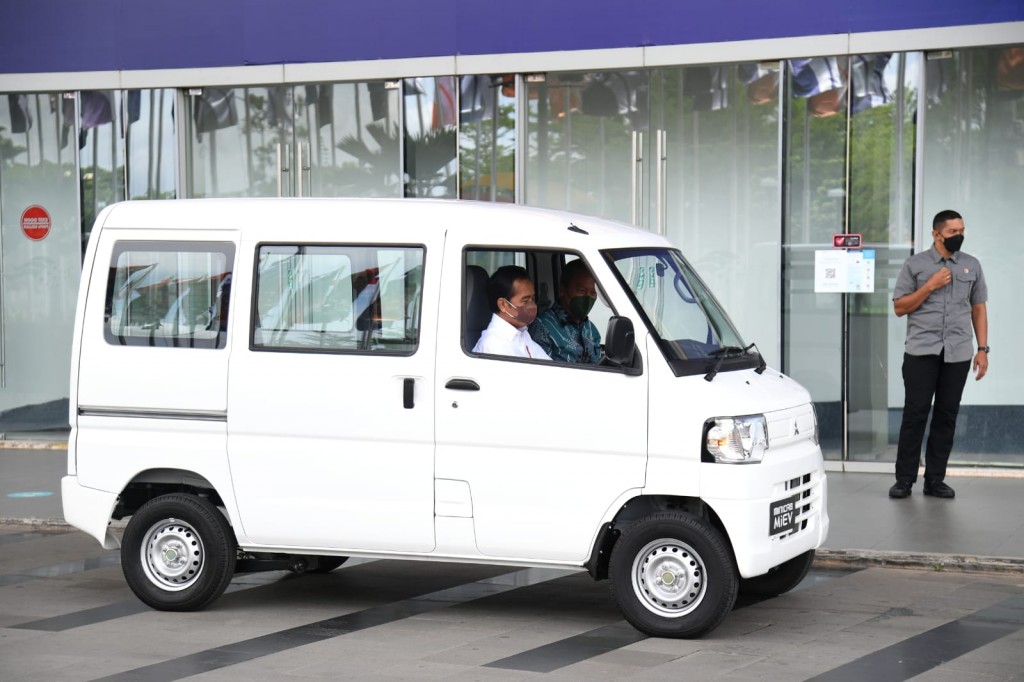 Jokowi jajal mobil listrik mungil di GIIAS 2021. (foto: Biro Pers Sekretariat Presiden)