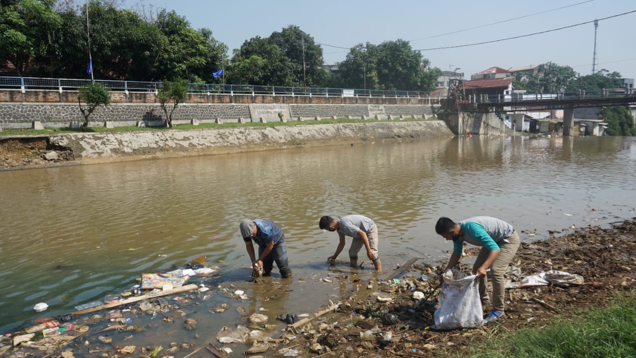 Kegiatan bersih-bersih Cisadane © Dokumentasi Pejuang Waktu