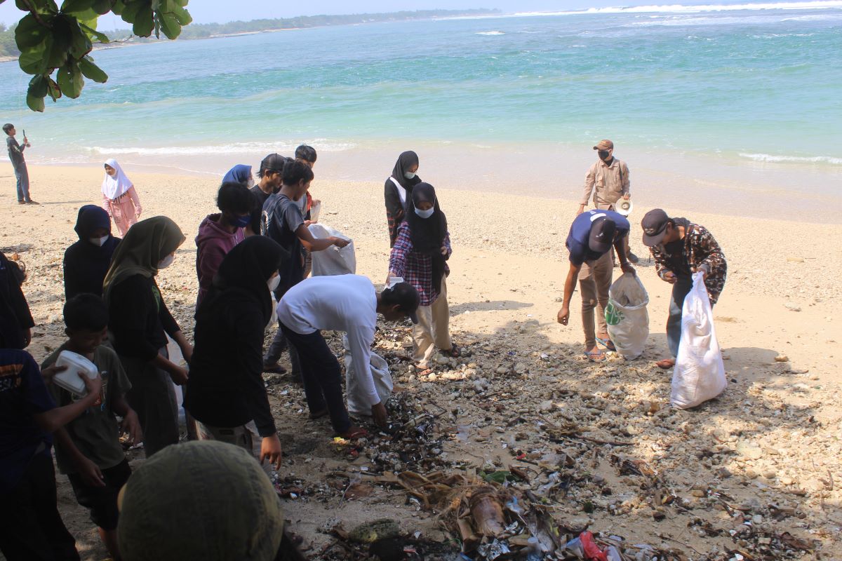 Kegiatan bersih-bersih © Dokumentasi Pejuang Waktu