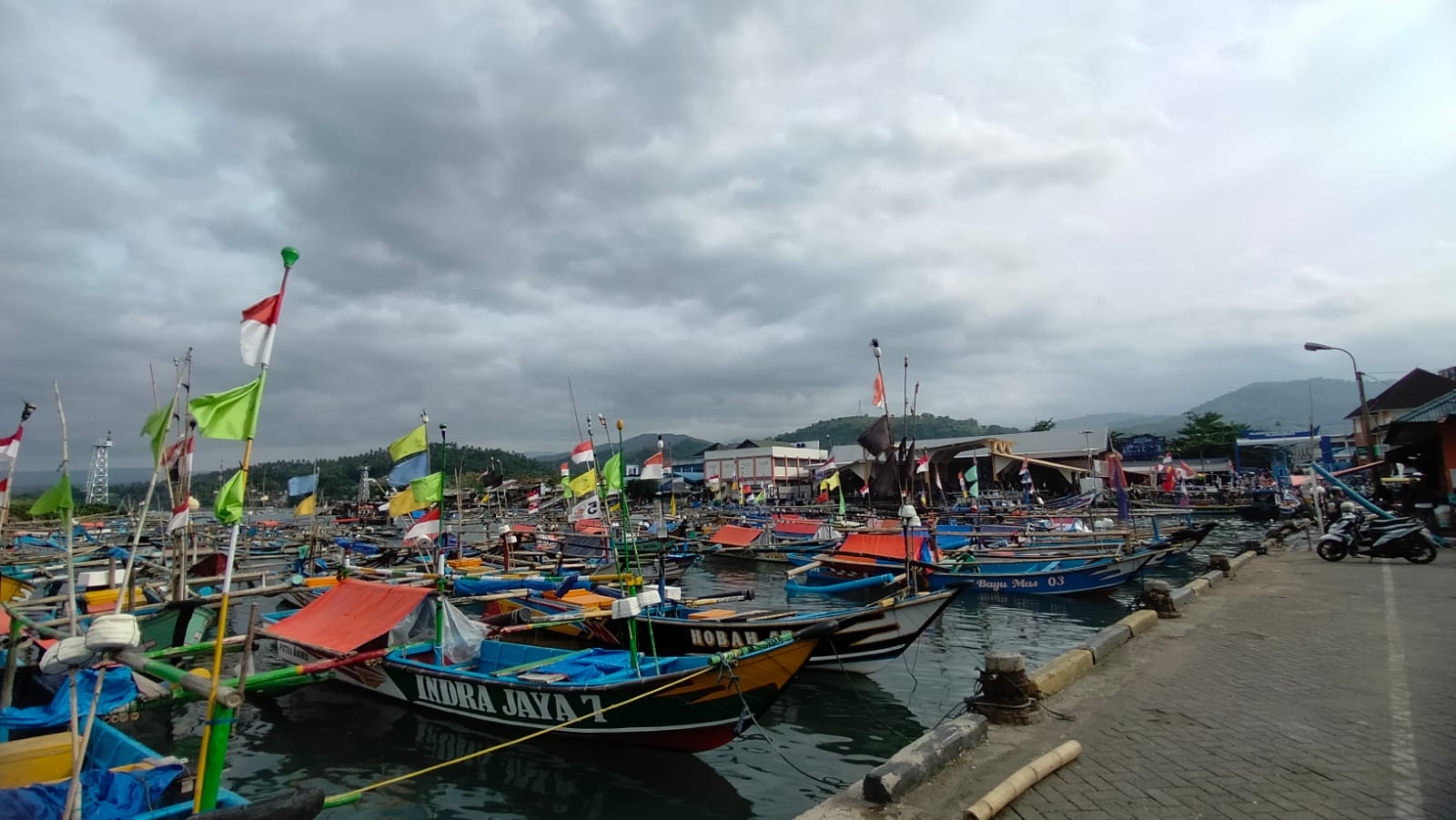 Kapal nelayan yang disandarkan di PPN Palabuhanratu