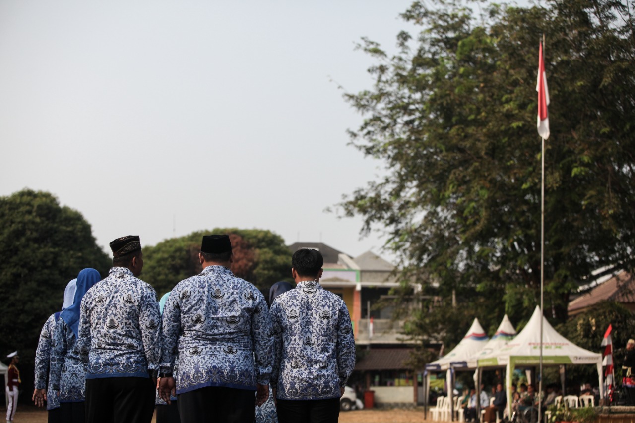 Pegawai dengan seragam KORPRI | Foto : ShutterStock/Gandi Purwandi