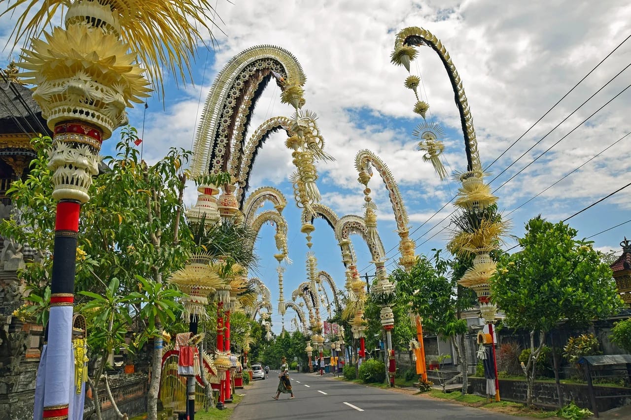 Penjor di sepanjang jalan | Foto: Streetbali