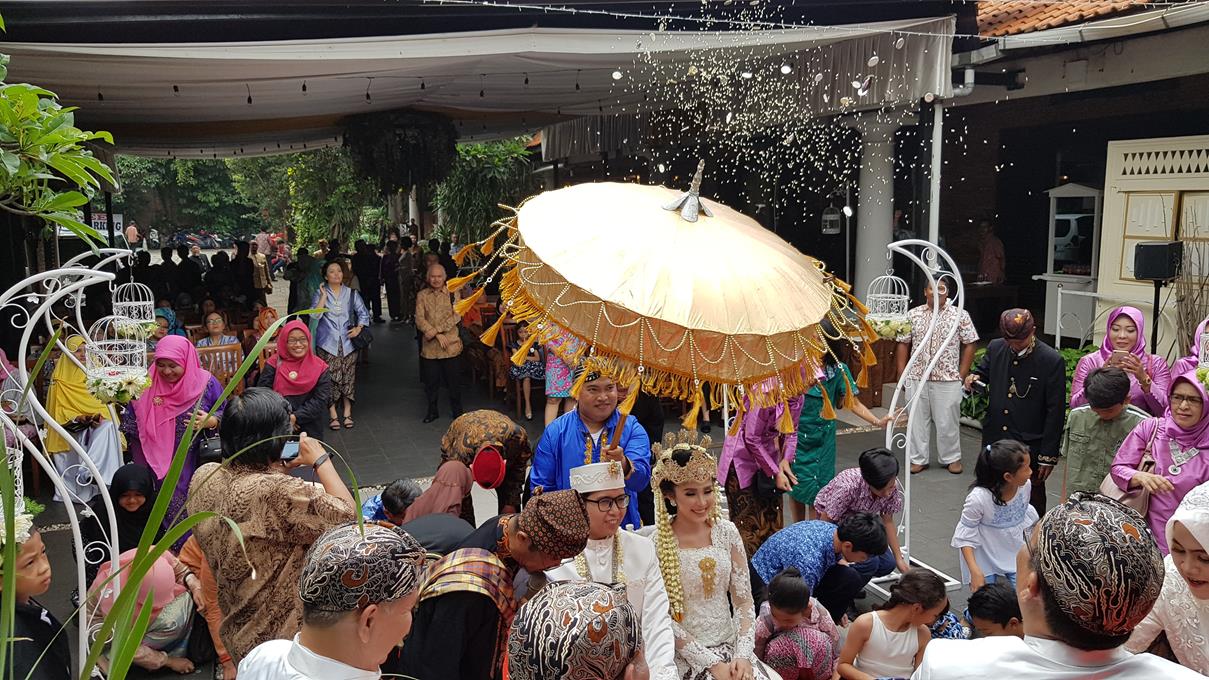 Tradisi nyawer adat sunda | Foto: Kampung Seni Yudha Asri