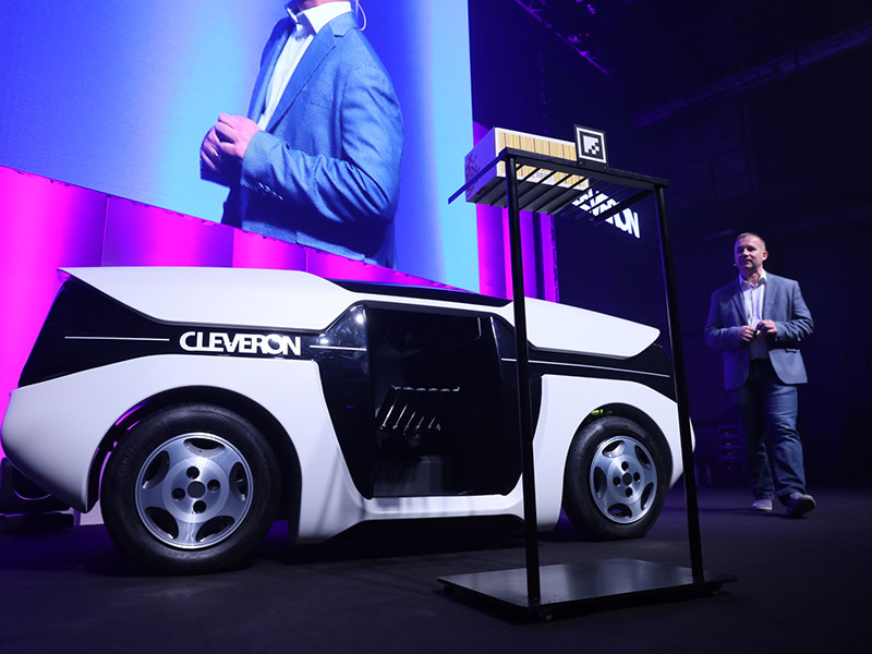 Sebuah mobil pengiriman parsel self-driving dari Cleveron - yang pendirinya, Indrek Oolup (di foto), menjadikan Estonia tempat untuk menjalankan bisnisnya | Theneweconomy.com