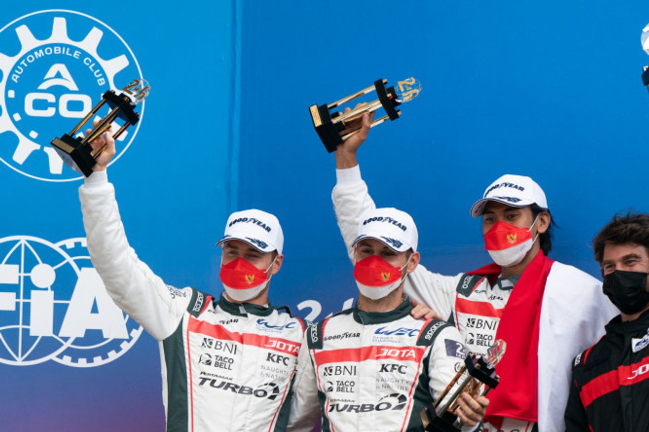 Pebalap Indonesia Sean Gelael (kedua dari kanan) mengangkat trofi usai finish di urutan kedua pad ajang FIA World Endurance Championship 24 Hours of Le Mans in Paris | Foto: Antara
