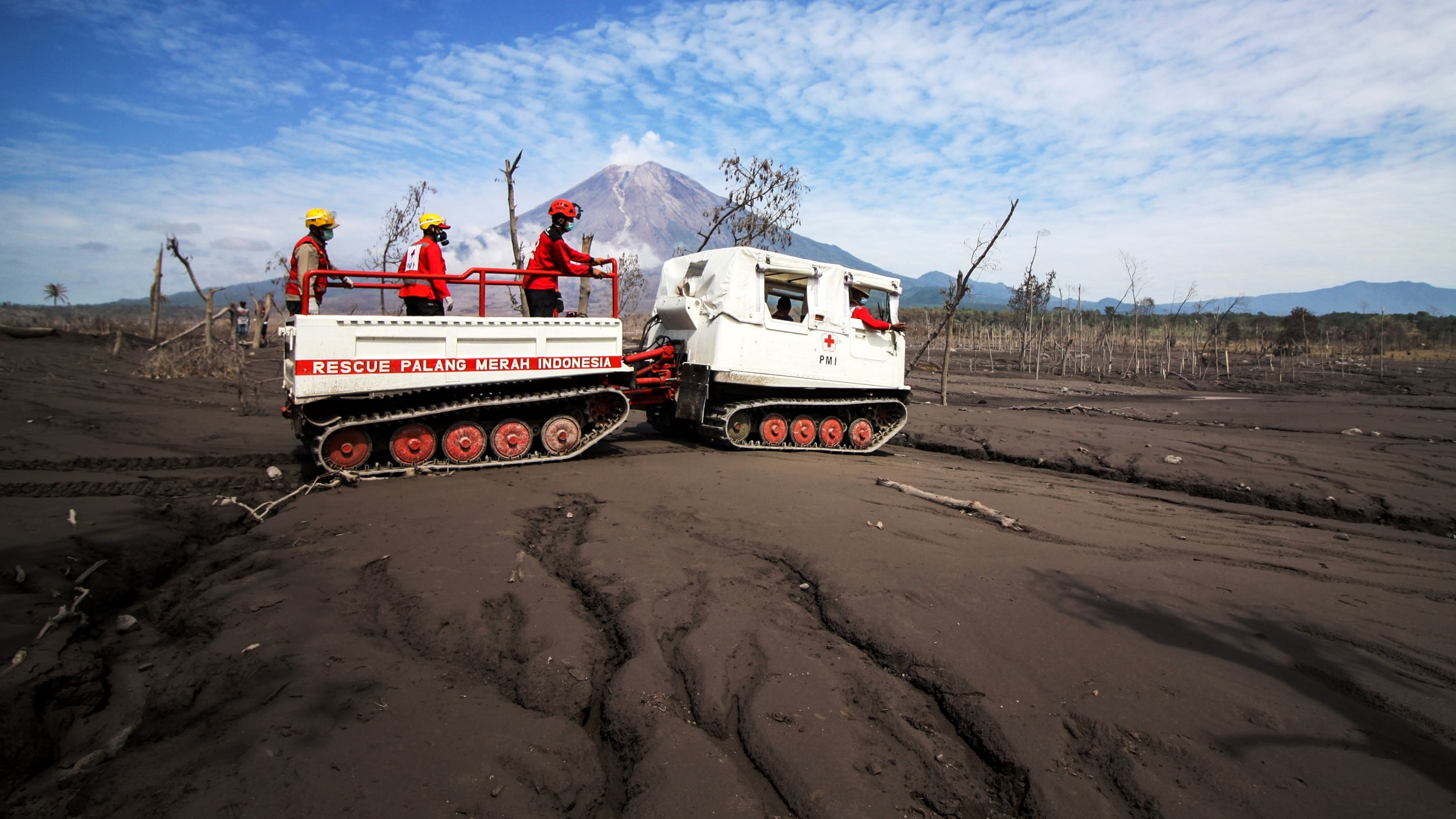 Mobil Hagglund PMI menyusuri aliran guguran awan panas Gunung Semeru di Curah Koboan, Pronojiwo, Jawa Timur, Rabu (8/12/2021). Foto: Umarul Faruq/ANTARA FOTO