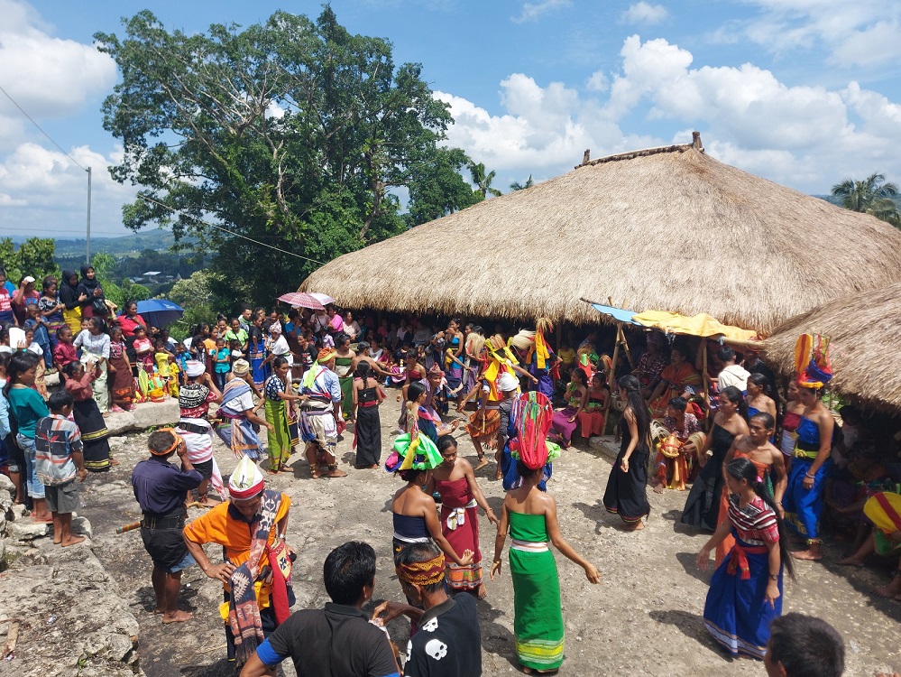 Acara tarian kegembiraan di acara puncak Wulla Poddu