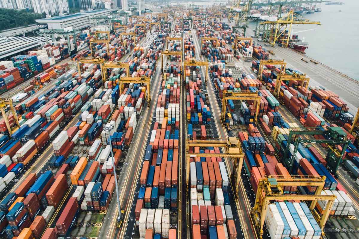 Ilustrasi sederet box barang-barang ekspor | Chuttersnap/Unsplash