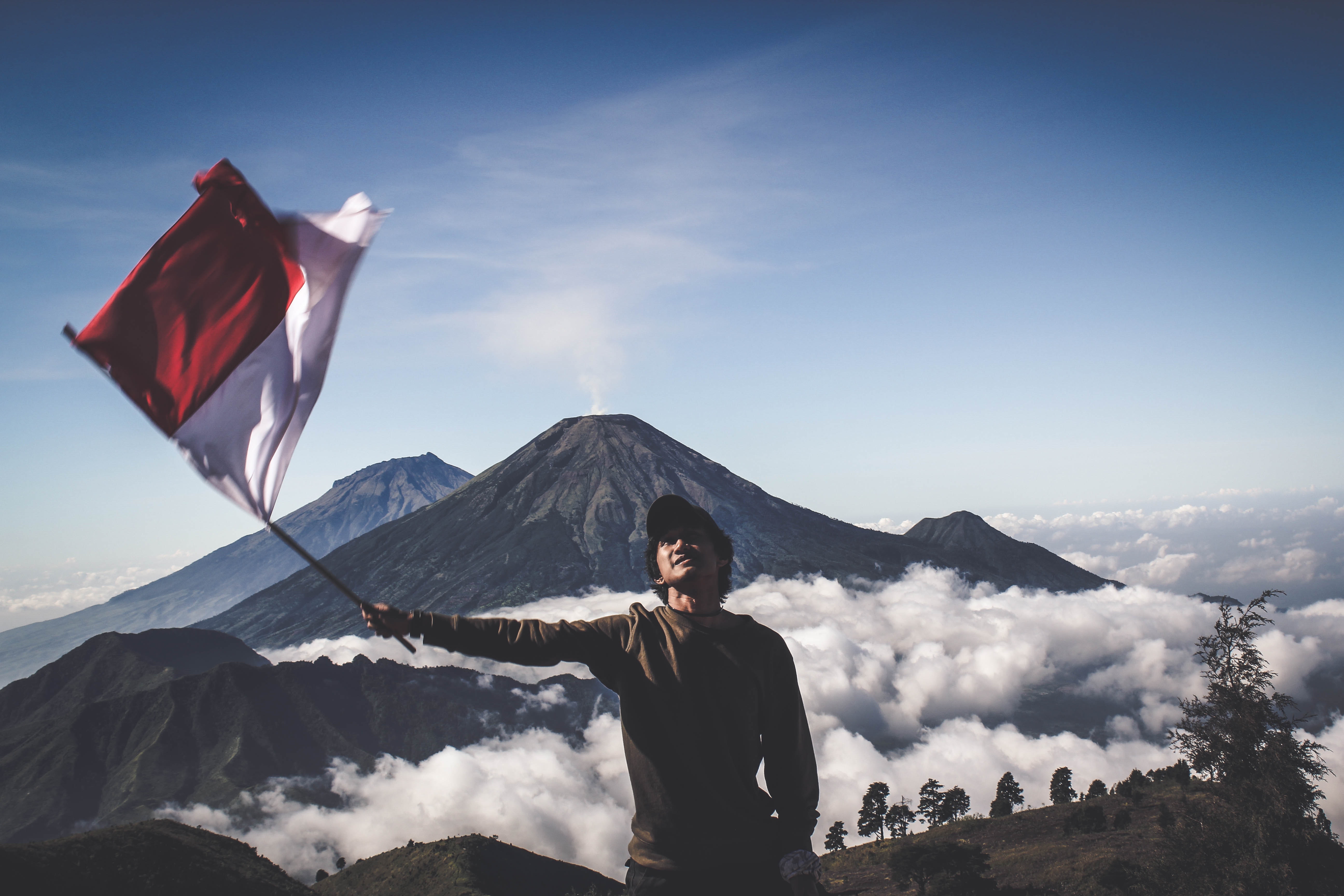 Ilustrasi wujud bela negara menjaga alam Indonesia di masa kini
