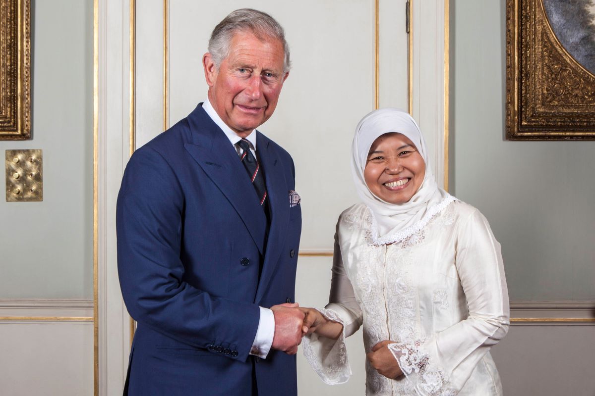 Tri Mumpuni bersama Pangeran Charles © Dokumentasi pribadi Tri Mumpuni